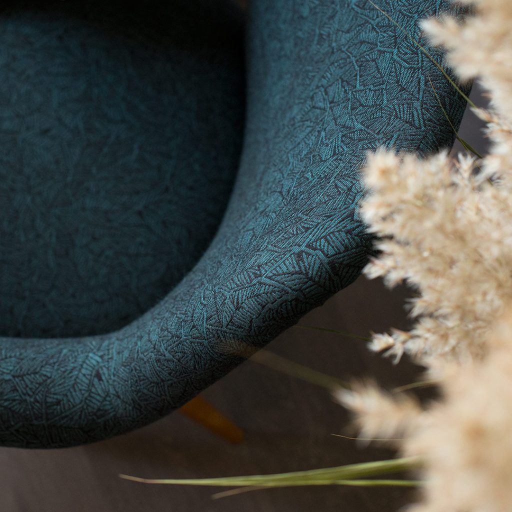 Marita Mörck-Schultzin 50-luvulla suunnittelema nojatuoli, selän yksityiskohta