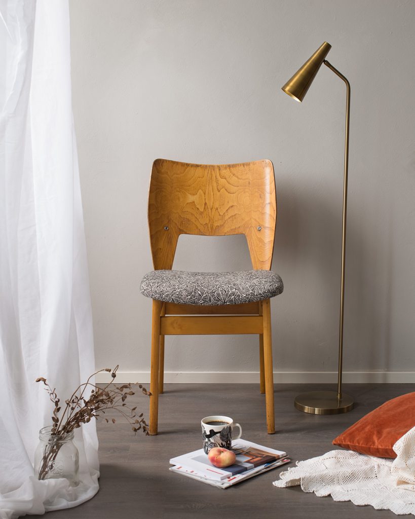 Olavi Liedon Askolle sunnittelema 50-luvun pikkutuoli kunnostettuna.