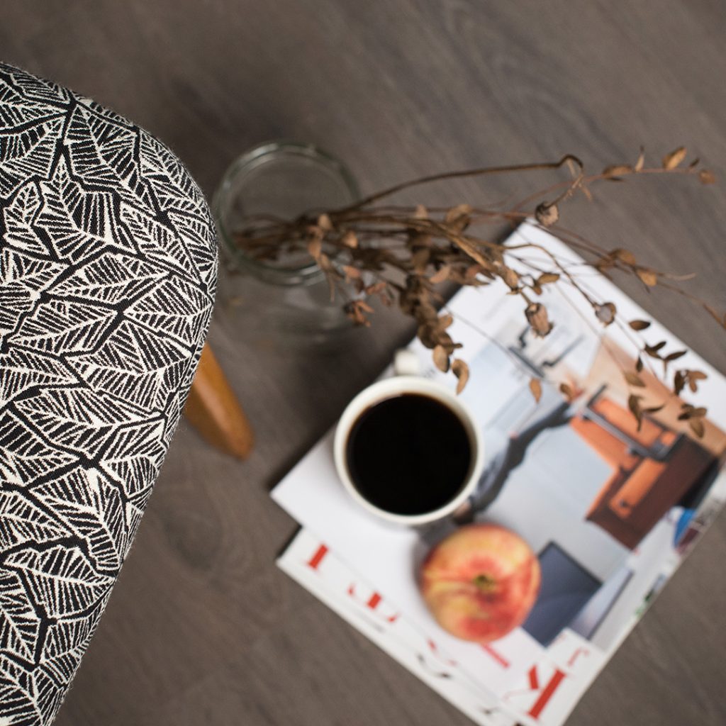 Olavi Liedon Askolle sunnittelema 50-luvun pikkutuoli kunnostettuna, istuimen yksityiskohta.