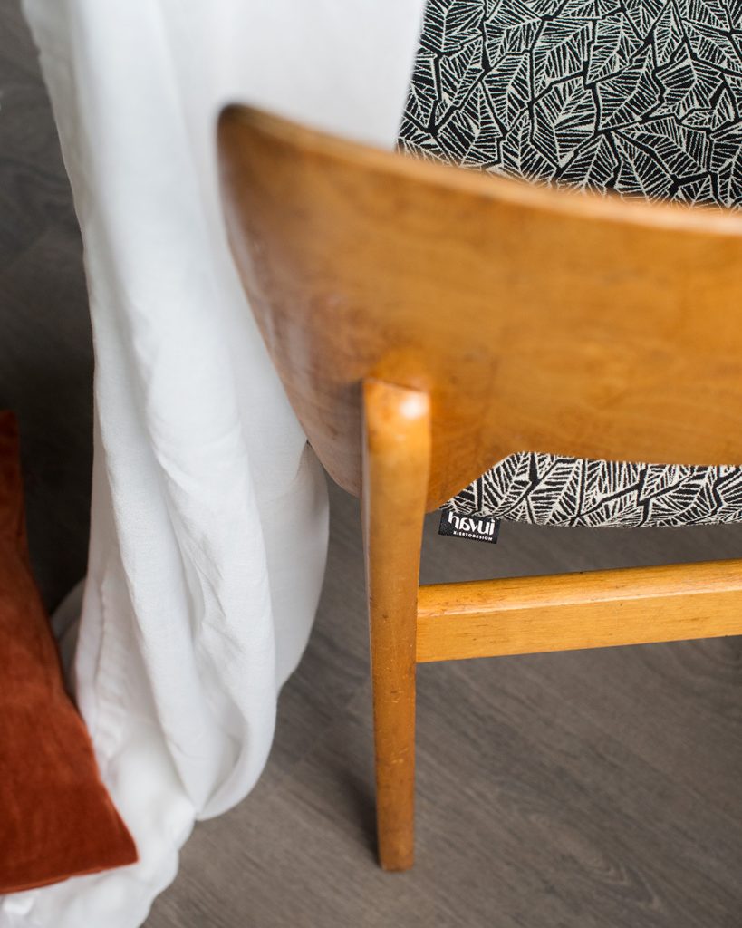 Olavi Liedon Askolle sunnittelema 50-luvun pikkutuoli kunnostettuna, istuimen yksityiskohta.