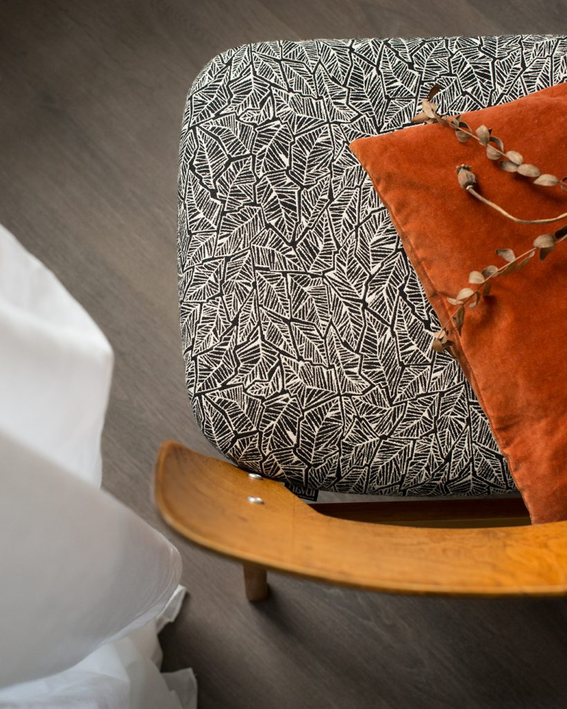 Olavi Liedon Askolle sunnittelema 50-luvun pikkutuoli kunnostettuna, istuimen yksityiskohta.