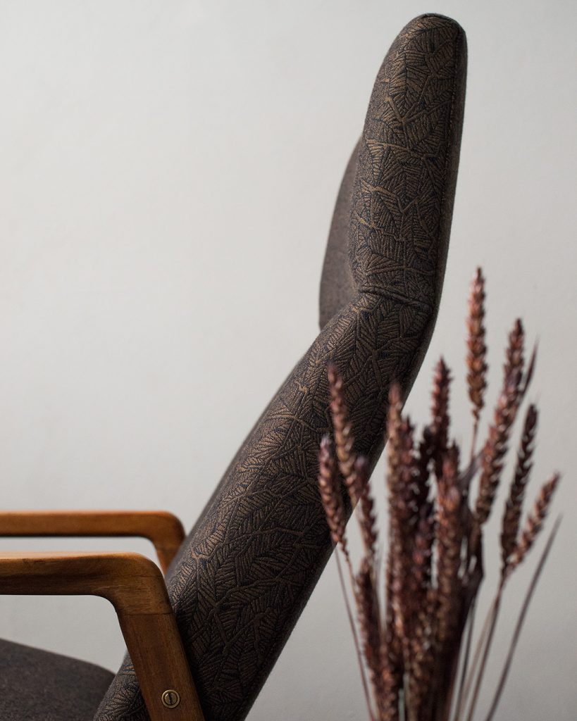 Tiikkirunkoinen kunnostettu nojatuoli, kankaana: Havui-kuosi väreissä musta/curry