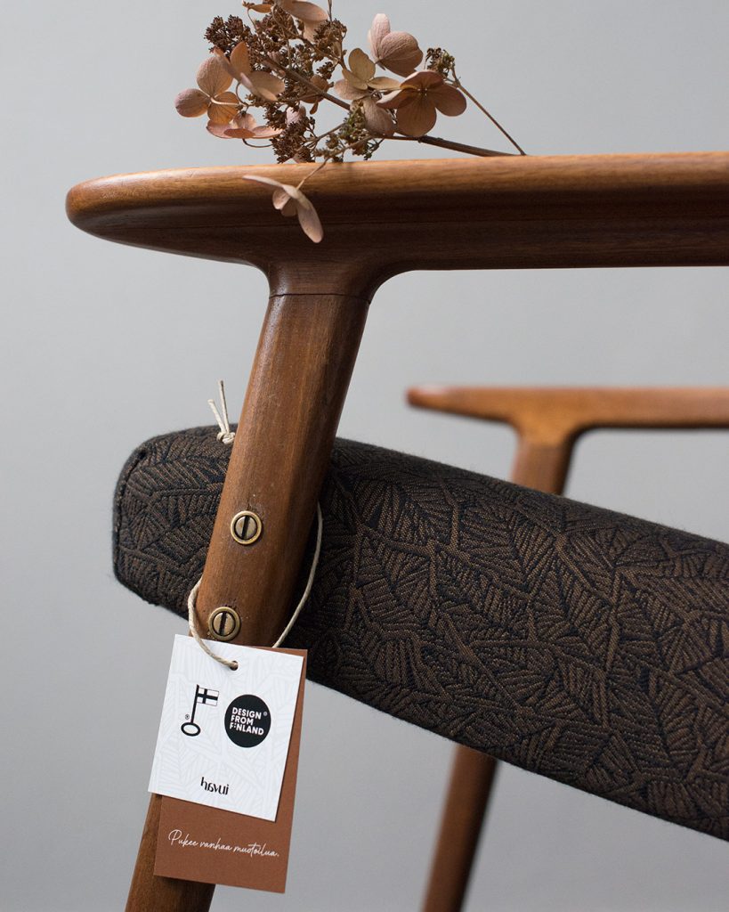 Tiikkirunkoinen kunnostettu nojatuoli, kankaana: Havui-kuosi väreissä musta/curry