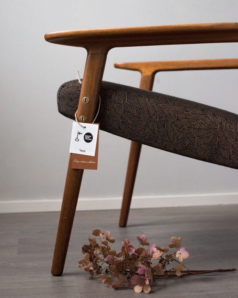 Tiikkirunkoinen kunnostettu nojatuoli, kankaana: Havui-kuosi väreissä musta/curry