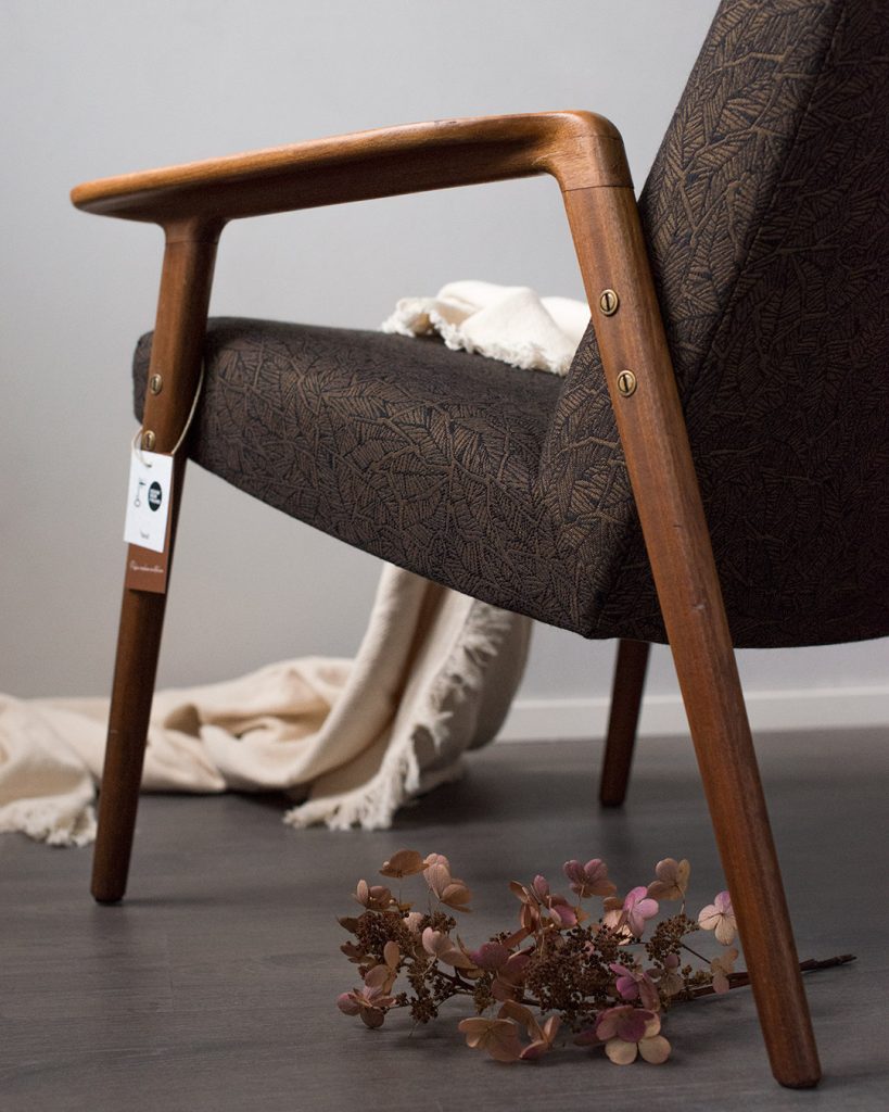 Tiikkirunkoinen kunnostettu nojatuoli, kankaana: Havui-kuosi väreissä musta/curry