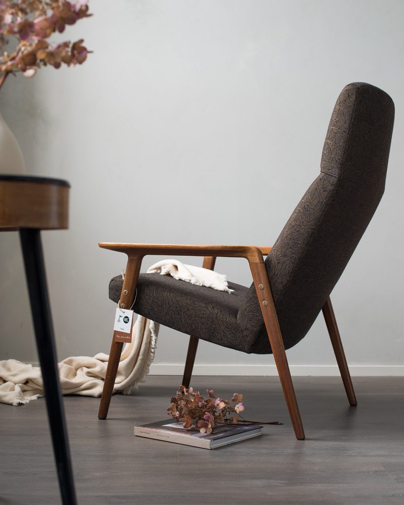 Tiikkirunkoinen kunnostettu nojatuoli, kankaana: Havui-kuosi väreissä musta/curry