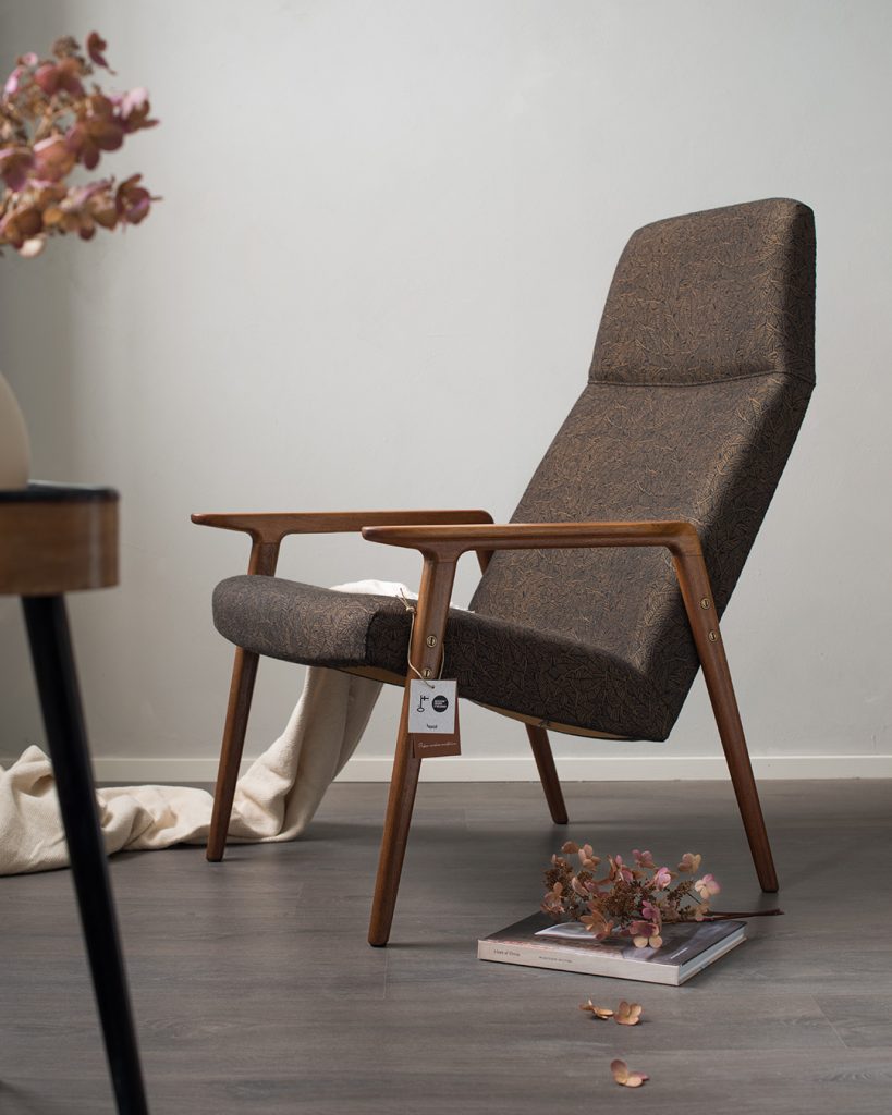 Tiikkirunkoinen kunnostettu nojatuoli, kankaana: Havui-kuosi väreissä musta/curry