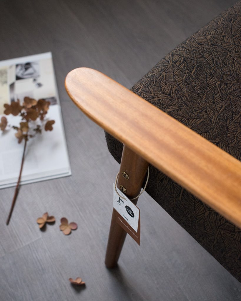 Tiikkirunkoinen kunnostettu nojatuoli, kankaana: Havui-kuosi väreissä musta/curry