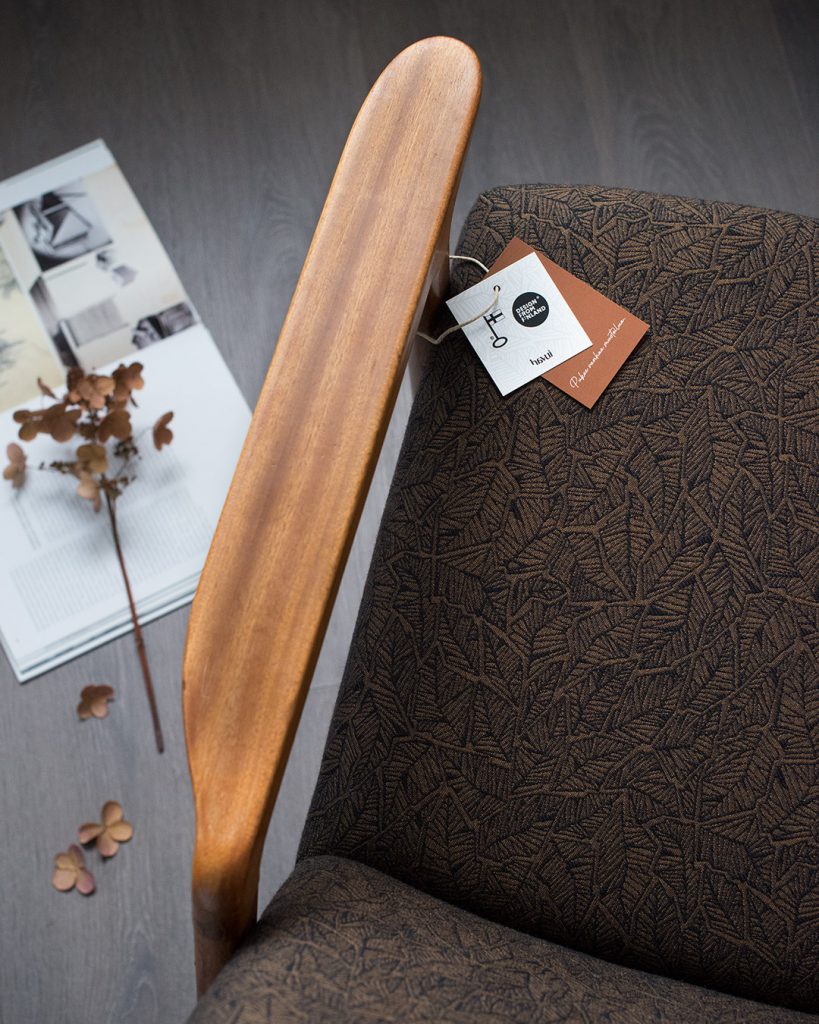 Tiikkirunkoinen kunnostettu nojatuoli, kankaana: Havui-kuosi väreissä musta/curry