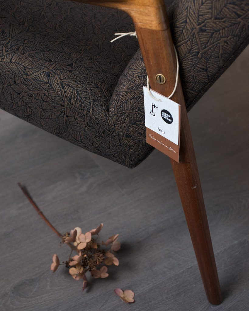 Tiikkirunkoinen kunnostettu nojatuoli, kankaana: Havui-kuosi väreissä musta/curry