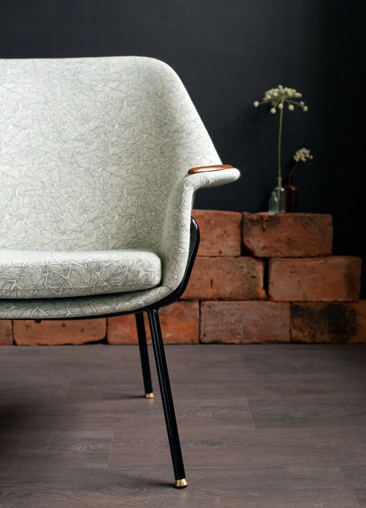 Kunnostettu Havui-nojatuoli 50-luvulta (jalat: putkirunko, istuinrunko taivutettua vaneria), kankaana: Ruska-kuosi väreissä pullonvihreä/valkoinen.