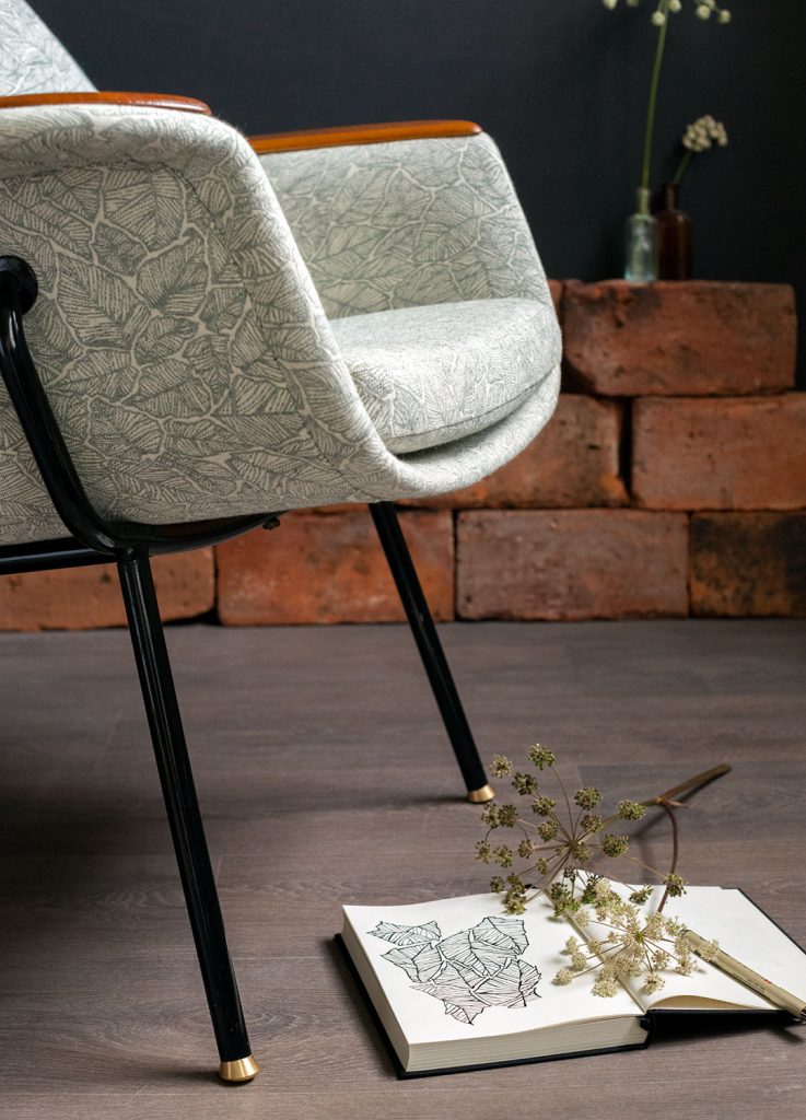 Kunnostettu Havui-nojatuoli 50-luvulta (jalat: putkirunko, istuinrunko taivutettua vaneria), kankaana: Ruska-kuosi väreissä pullonvihreä/valkoinen.