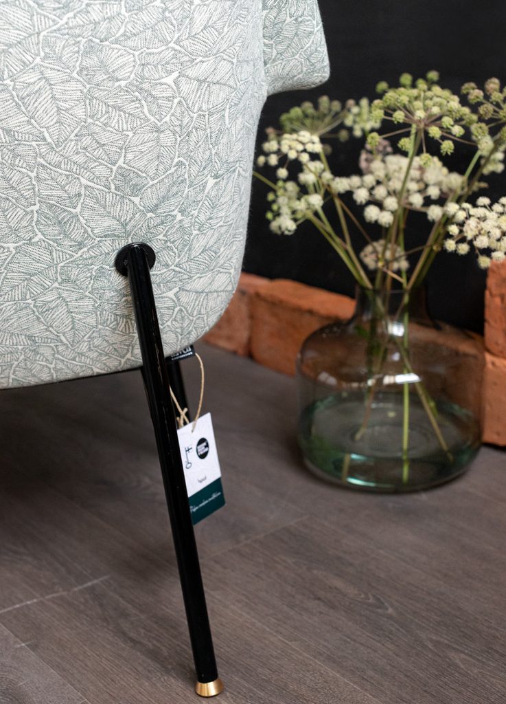 Kunnostettu Havui-nojatuoli 50-luvulta (jalat: putkirunko, istuinrunko taivutettua vaneria), kankaana: Ruska-kuosi väreissä pullonvihreä/valkoinen. Yksityiskohta selästä.